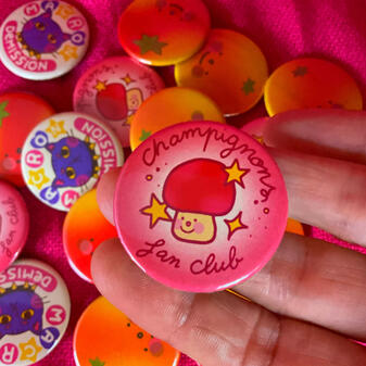 Badge champignons fan club/ Prix (sans les frais de ports): 5€/ Taille: 38mm de diamètre/ Matériaux: Aluminium