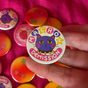 Badge macron démission/ Prix (sans les frais de ports): 5€/ Taille: 38mm de diamètre/ Matériaux: Aluminium