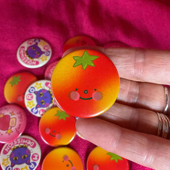 Badge tomate/ Prix (sans les frais de ports): 5€/ Taille: 38mm de diamètre/ Matériaux: Aluminium